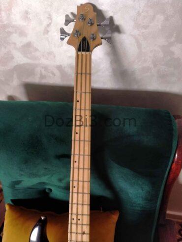 Guitare basse Corsair signé Greg Benett