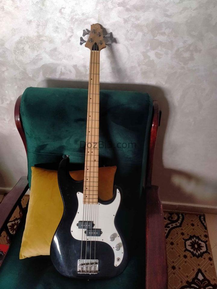 Guitare basse Corsair signé Greg Benett