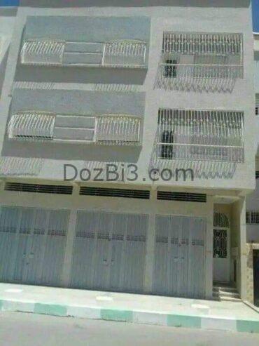 منزل من طابقين و 3 محلات تجارية