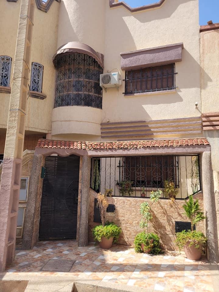 دار للبيع فحي النور