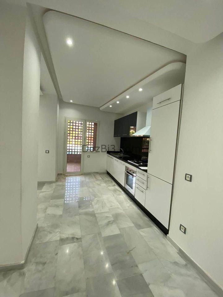 Joli appartement 2 chambres vide avec piscine