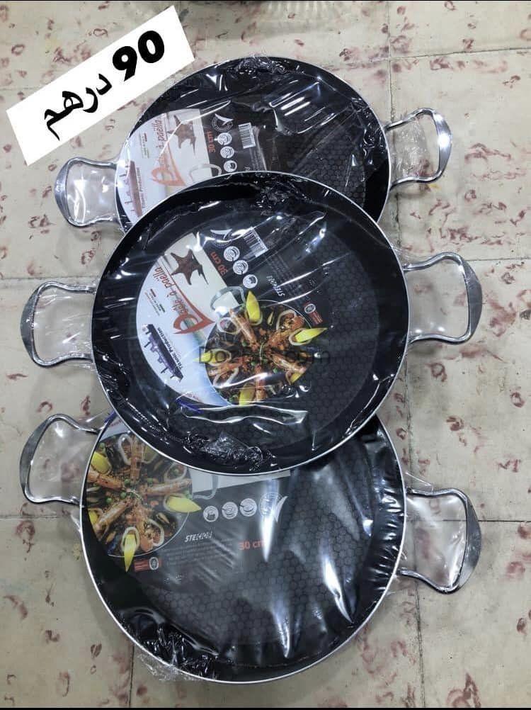 أواني منزلية متنوعة