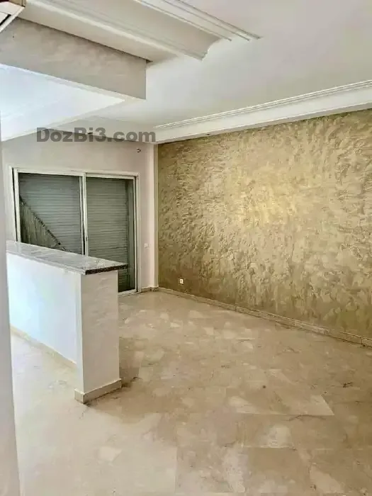 Studio vide moderne à louer