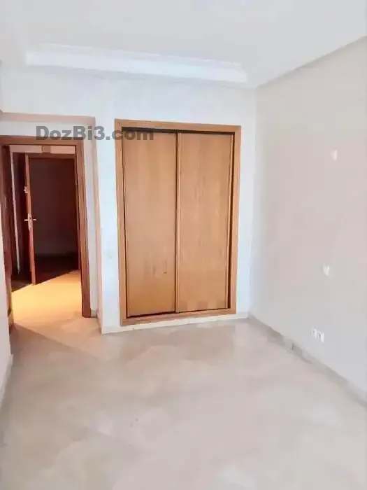 Studio vide moderne à louer