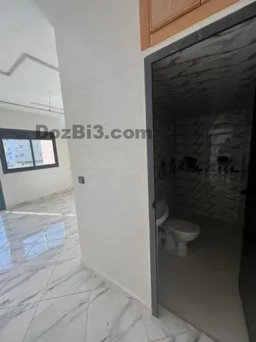 شقة للبيع بواجهتين عين الشقف