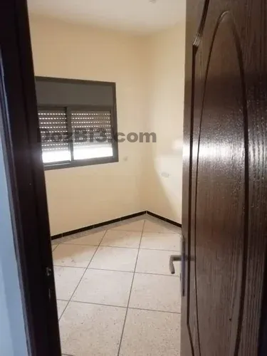 شقق وغرف في مختلف الأحياء للكراء