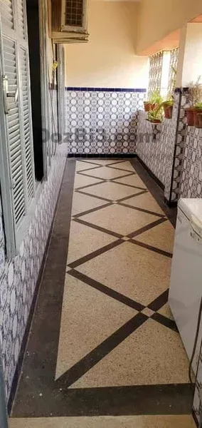 Maison commerciale à vendre à Azli