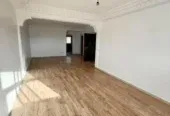 Appartement vide ensoleillé à louer Boulevard Biranzarane