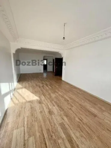 Appartement vide ensoleillé à louer Boulevard Biranzarane