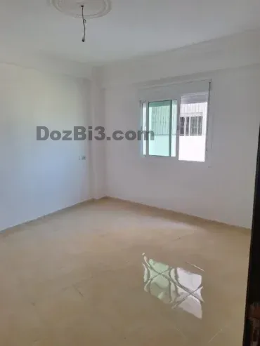 Appartement vide à louer près du complexe Al Hasani