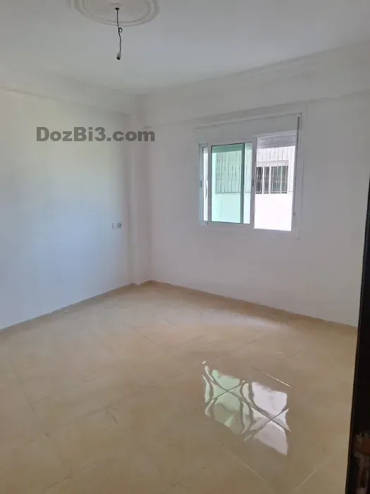Appartement vide à louer près du complexe Al Hasani