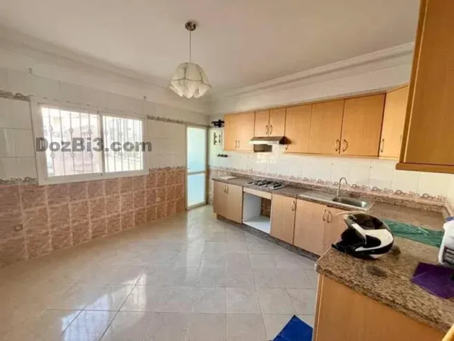 Appartement vide ensoleillé à louer Boulevard Biranzarane