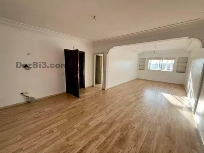 Appartement vide ensoleillé à louer Boulevard Biranzarane
