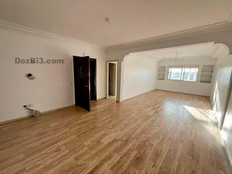 Appartement vide ensoleillé à louer Boulevard Biranzarane