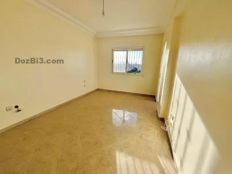 Appartement vide ensoleillé à louer Boulevard Biranzarane