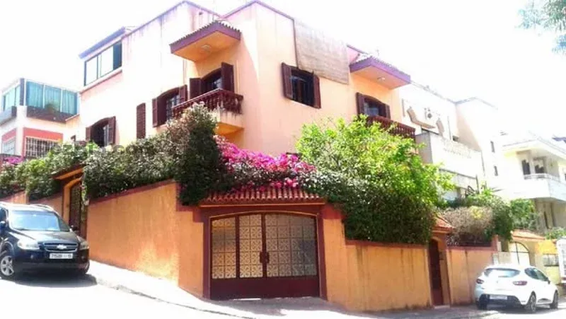 Villa de luxe à vendre dans le quartier chic de Surin