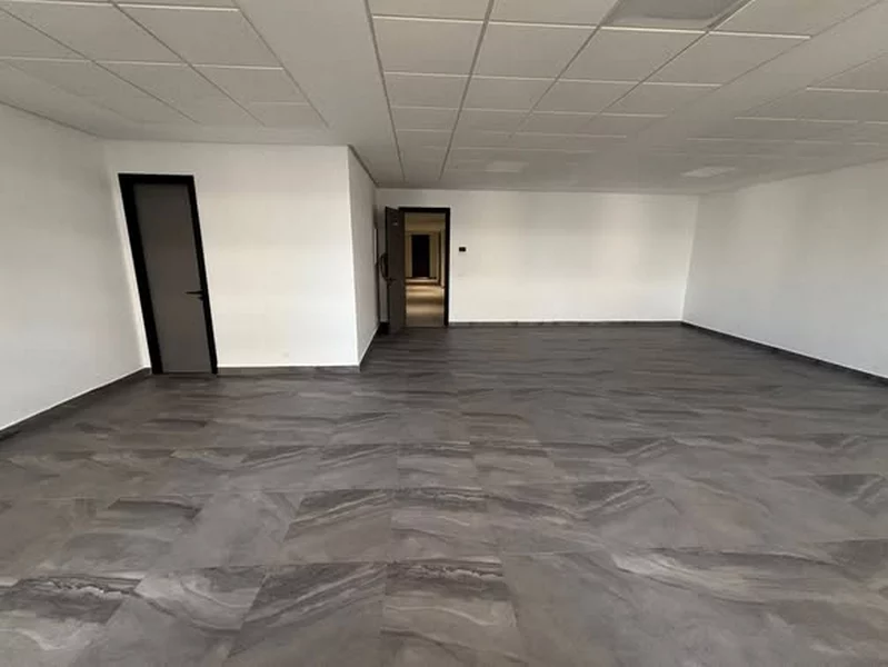 Plateau bureau neuf à louer à CFC