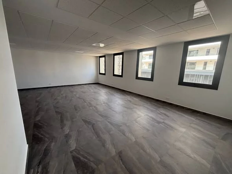 Plateau bureau neuf à louer à CFC