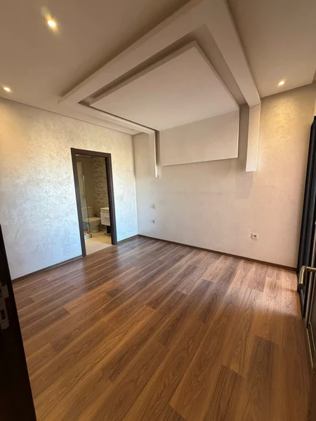 appartement vide avec piscine à louer Mabrouka