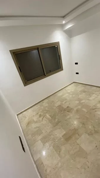 Appartement vide à louer à Abdelmoumen