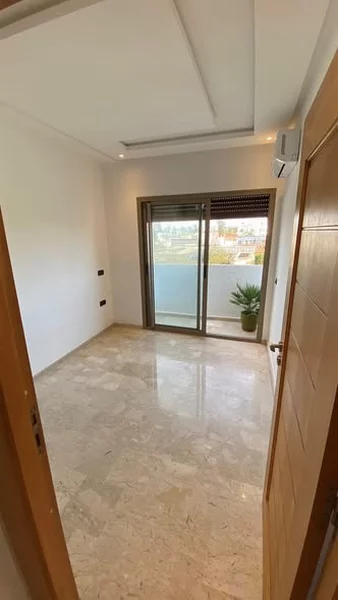 Appartement vide à louer à Abdelmoumen