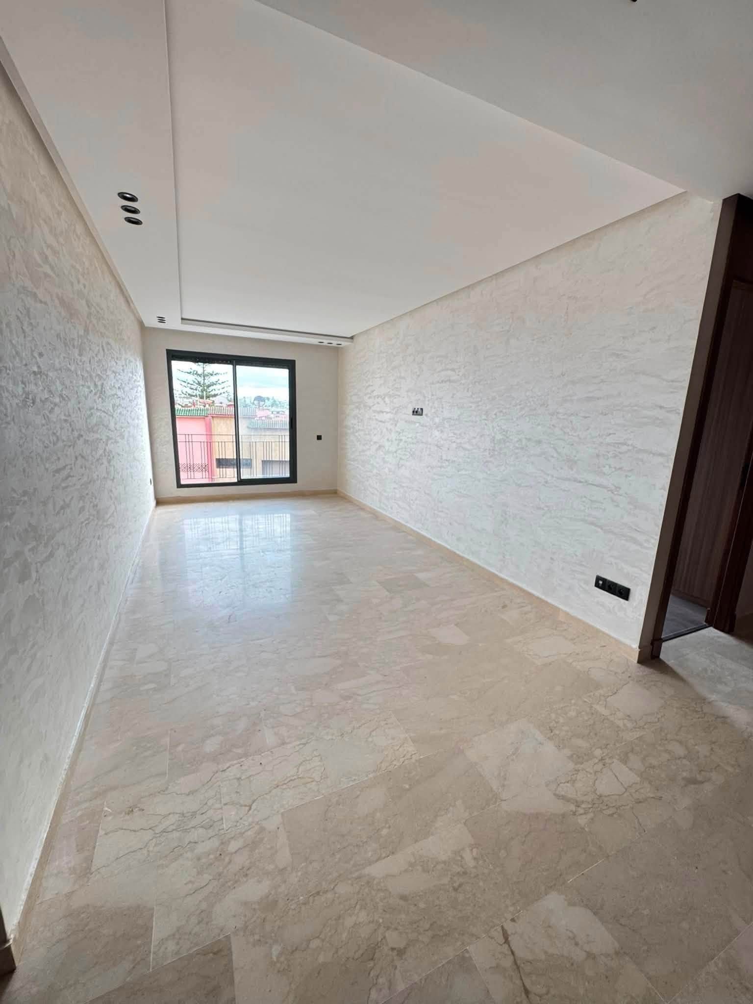 Studio à louer quartier des Hôpitaux vide