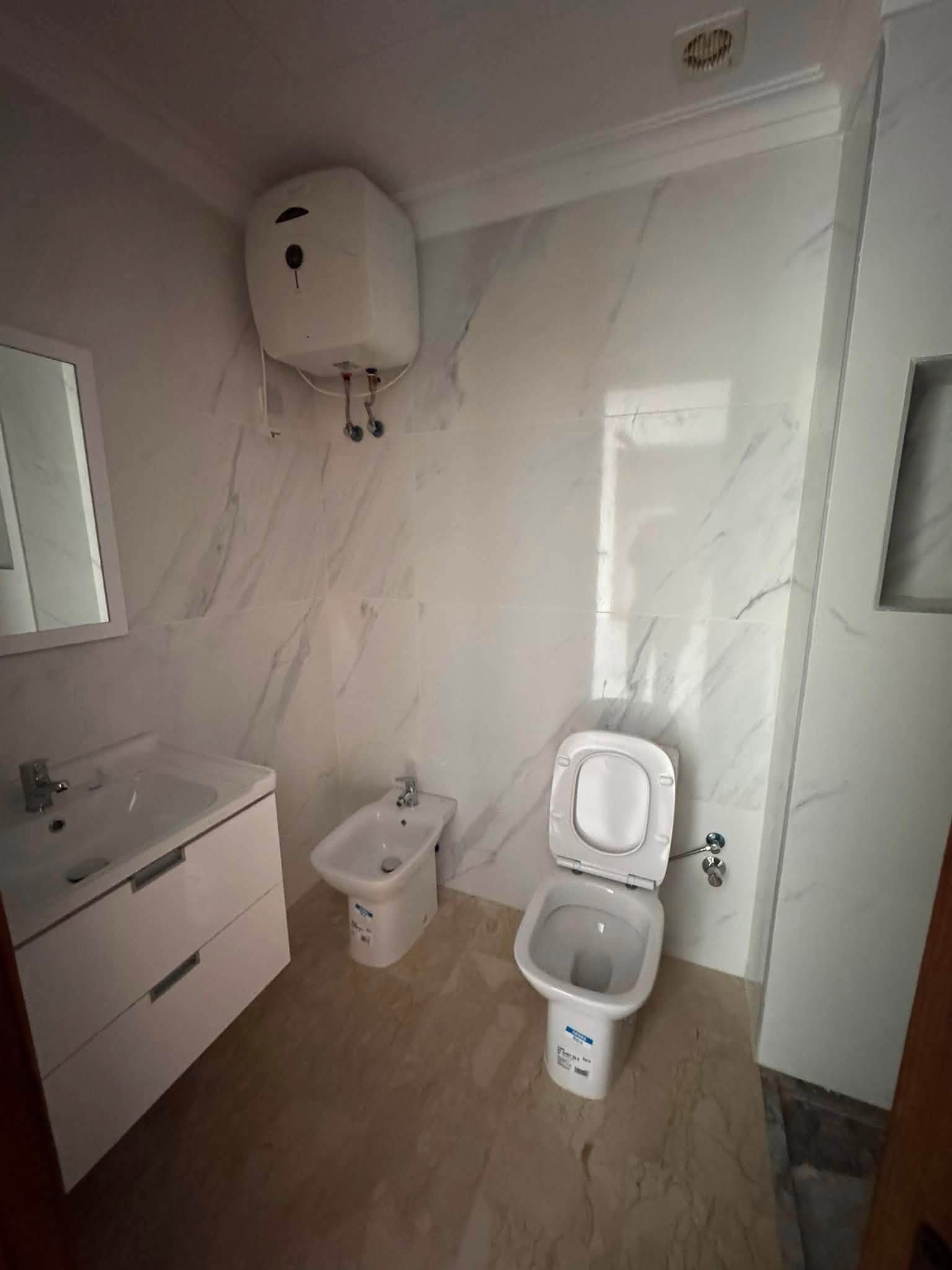 Studio à louer quartier des Hôpitaux vide