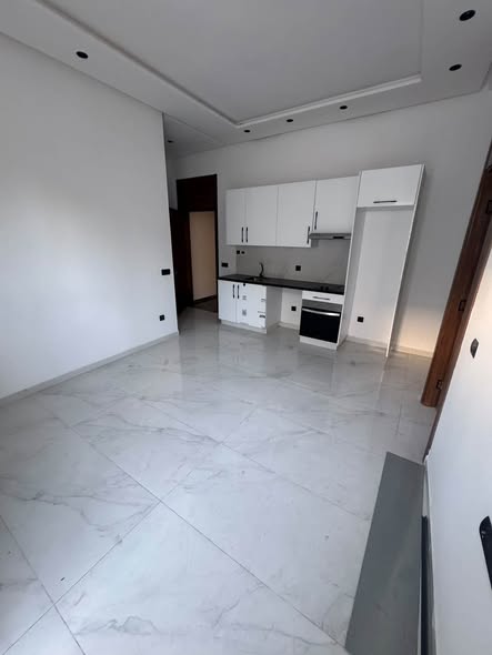 Studio vide à louer à OASIS