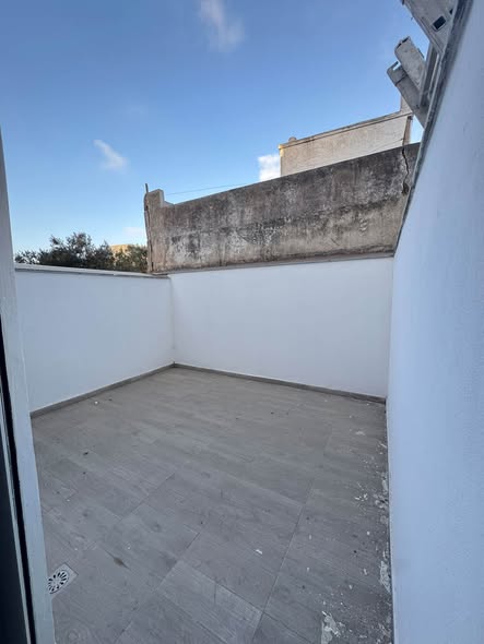 Studio vide à louer à OASIS