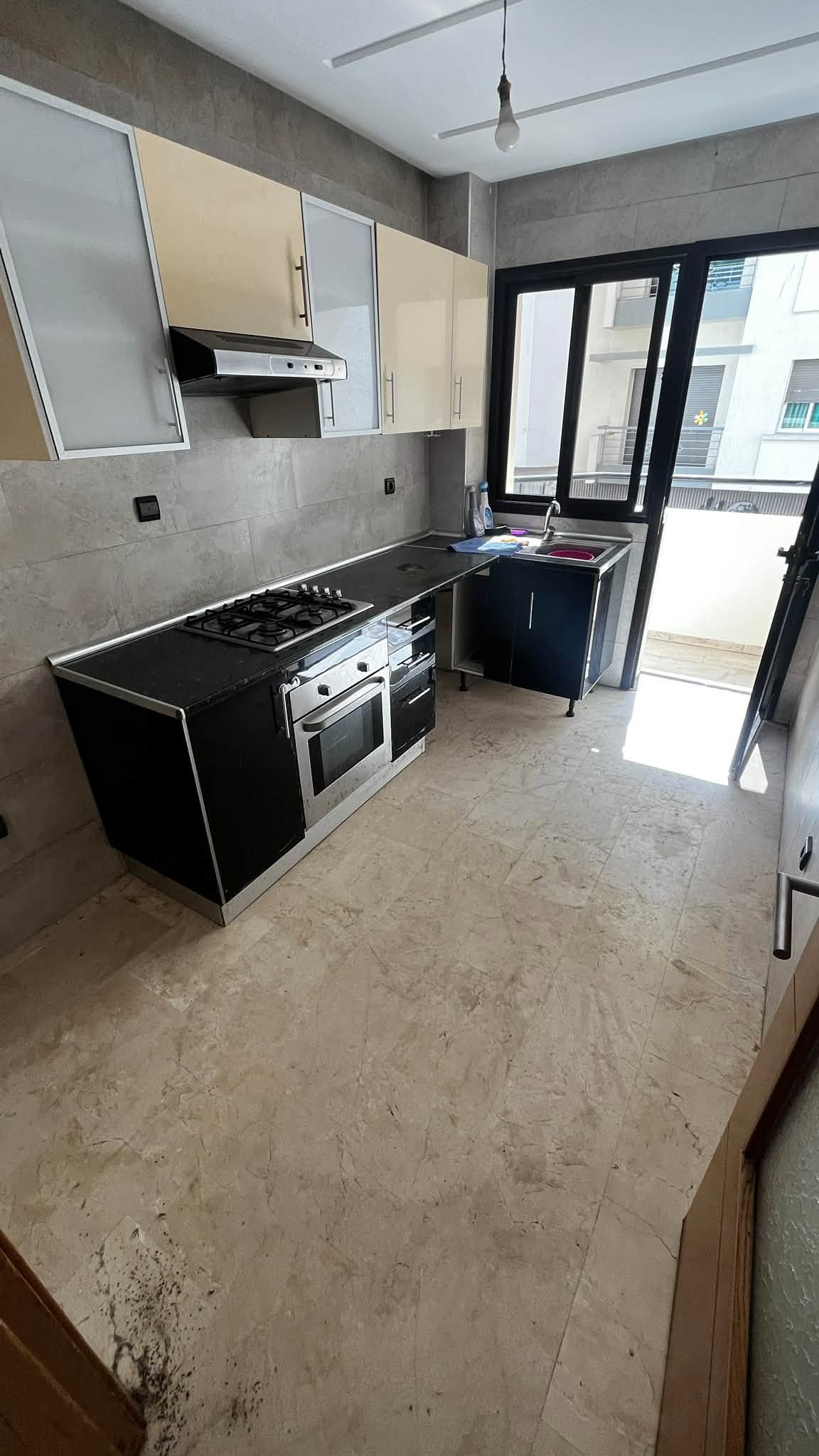 appartement vide a louer à Maarif