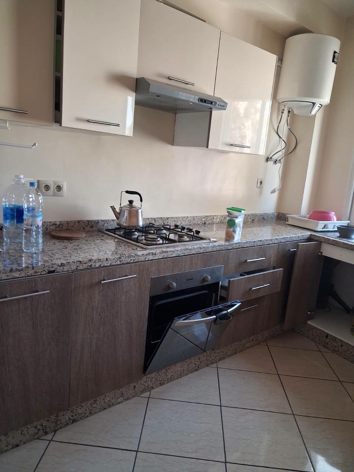 Appartement semi meublé à louer à Oasis